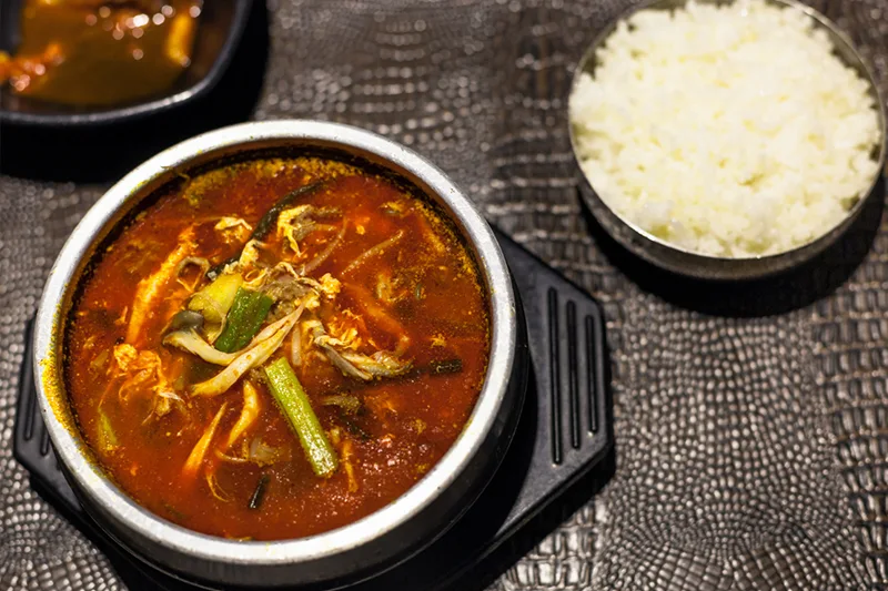 Korealainen keittiö on tunnettu mausteisista mauistaan ja Yukgaejang on tästä erinomainen esimerkki