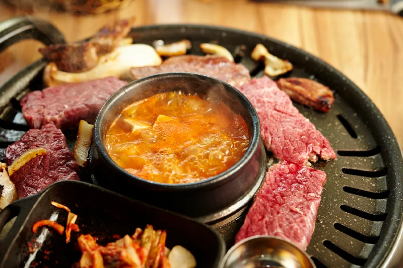 Korealainen BBQ on suosittu ruokalaji, joka tunnetaan maailmanlaajuisesti sen ainutlaatuisesta mausta ja pöydän keskellä olevasta grillistä
