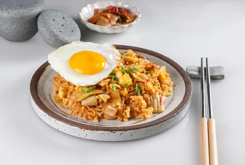 Kananmuna sopii Kimchi Bokkeumbap kanssa hyvin.