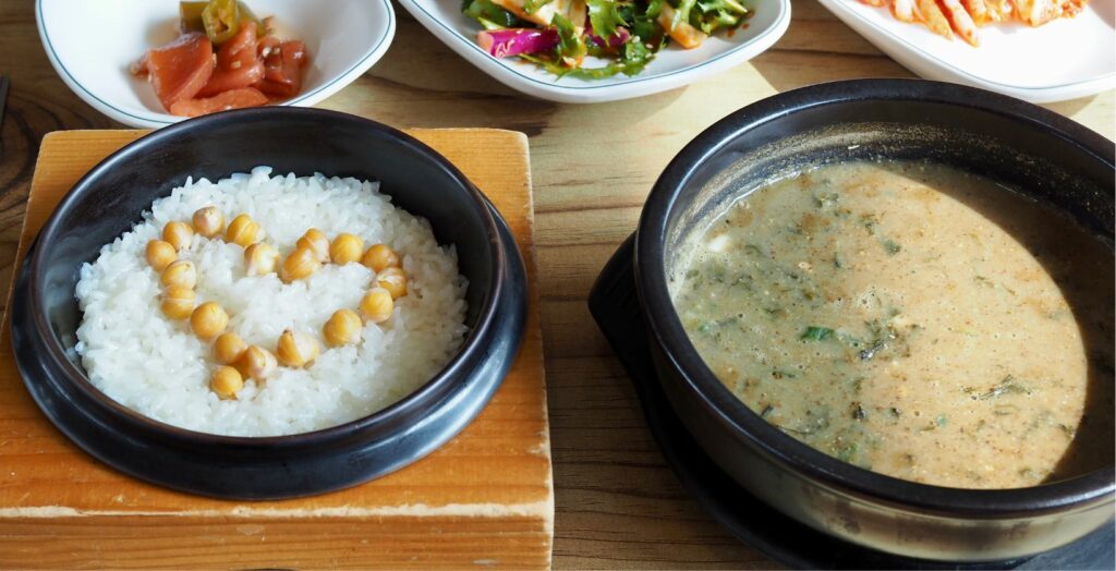 Chueotang lisukkeeksi voidaan tarjota vaikka salaattia, riisiä ja kalanpaloja. 