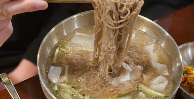 Mul Naengmyeon – Korealainen kylmä nuudelikeitto